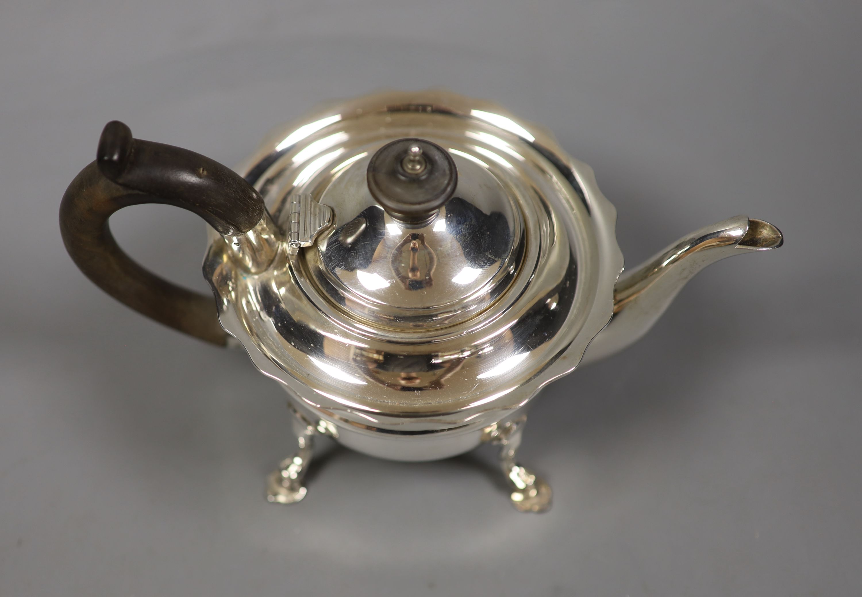 An Edwardian silver three piece tea set, comprising teapot, sugar basin and cream jug, Charles Boyton & Son Ltd, London, 1904